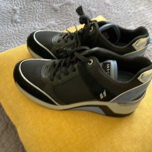 Sketchers platform healed sneaker